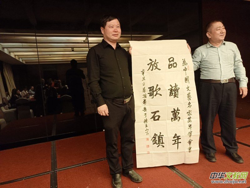 中國文藝名家“品讀大美贛鄱 放歌萬年石鎮(zhèn)”采風系列活動舉辦 中國文藝名家“品讀大美贛鄱 放歌萬年石鎮(zhèn)”采風系列活動舉辦