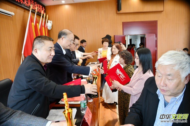 中國文藝名家“品讀大美贛鄱 放歌萬年石鎮(zhèn)”采風系列活動舉辦 中國文藝名家“品讀大美贛鄱 放歌萬年石鎮(zhèn)”采風系列活動舉辦