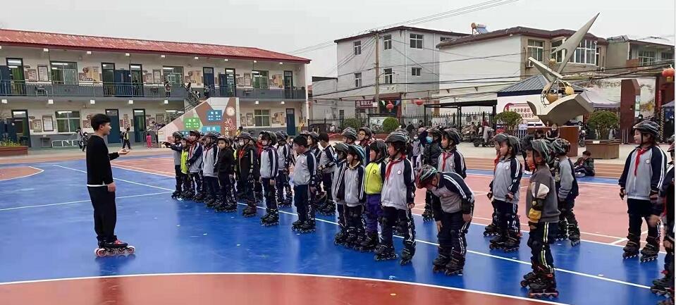 激情輪滑,冰雪逐夢—河北省邯鄲市叢臺區(qū)兼莊鄉(xiāng)中心校東耒馬臺學(xué)校輪滑隊 激情輪滑,冰雪逐夢—河北省邯鄲市叢臺區(qū)兼莊鄉(xiāng)中心校東耒馬臺學(xué)校輪滑隊