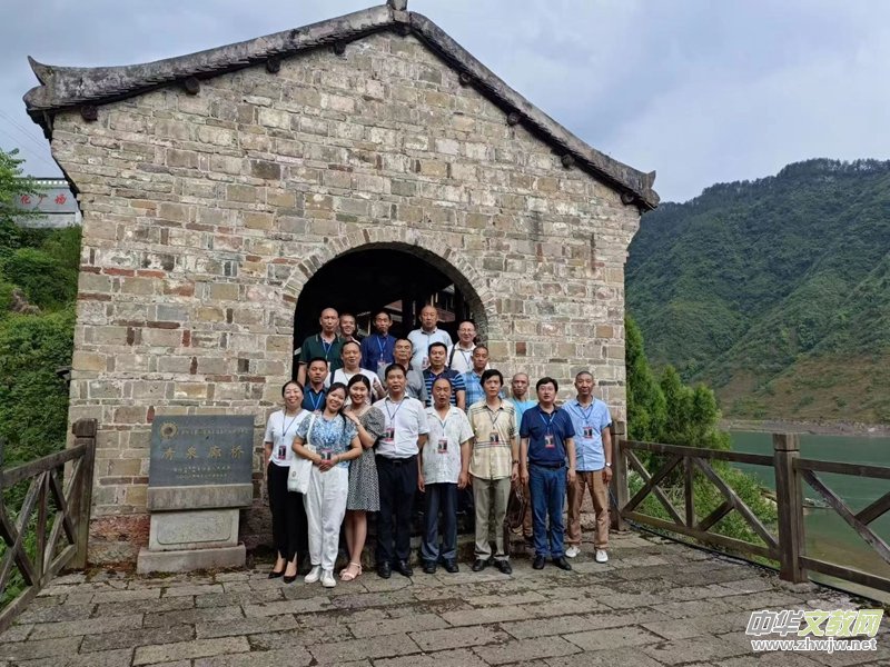 紅土地文學(xué)烏江筆會(huì)在酉陽(yáng)清泉舉行 紅土地文學(xué)烏江筆會(huì)在酉陽(yáng)清泉舉行