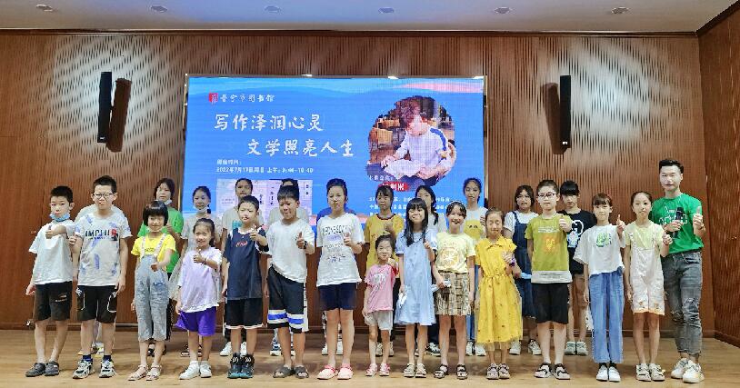 潮籍青年作家江利彬做客普寧市圖書館,暢談青少年文學(xué)創(chuàng)作新概念 潮籍青年作家江利彬做客普寧市圖書館,暢談青少年文學(xué)創(chuàng)作新概念