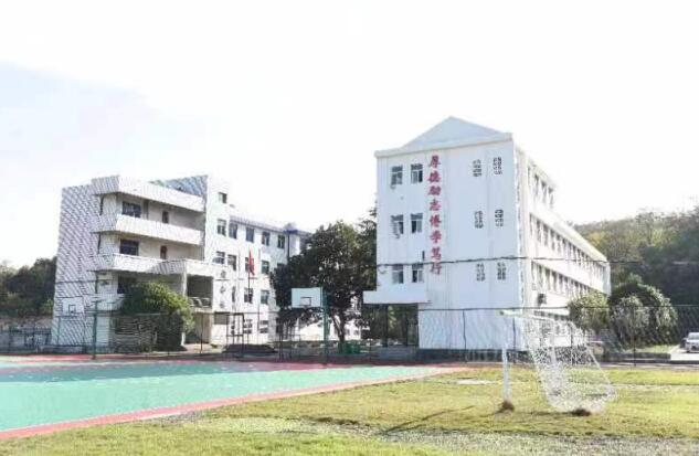 優(yōu)化學(xué)校管理 構(gòu)建和諧校園 優(yōu)化學(xué)校管理 構(gòu)建和諧校園