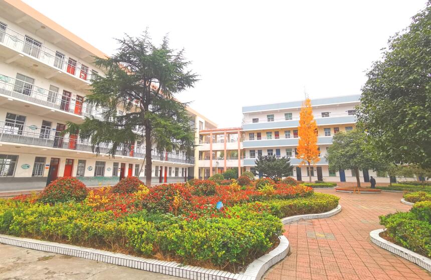 注重德育教育 創(chuàng)建文明校園 注重德育教育 創(chuàng)建文明校園