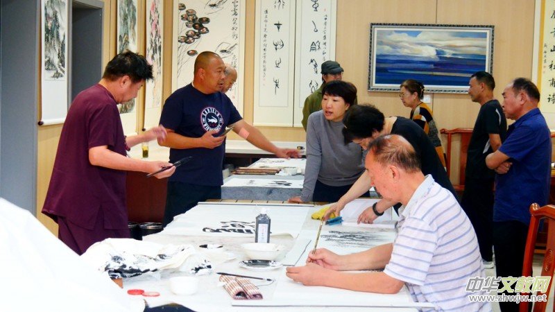 中華靳氏部分書(shū)畫(huà)名家南太行寫(xiě)生創(chuàng)作暨第四屆藝術(shù)研討會(huì)在王莽嶺三寶山莊舉行 中華靳氏部分書(shū)畫(huà)名家南太行寫(xiě)生創(chuàng)作暨第四屆藝術(shù)研討會(huì)在王莽嶺三寶山莊舉行