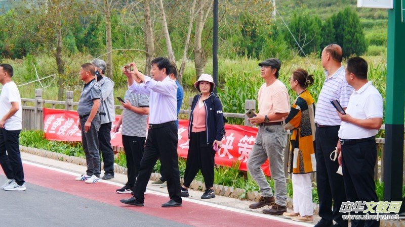 中華靳氏部分書(shū)畫(huà)名家南太行寫(xiě)生創(chuàng)作暨第四屆藝術(shù)研討會(huì)在王莽嶺三寶山莊舉行 中華靳氏部分書(shū)畫(huà)名家南太行寫(xiě)生創(chuàng)作暨第四屆藝術(shù)研討會(huì)在王莽嶺三寶山莊舉行