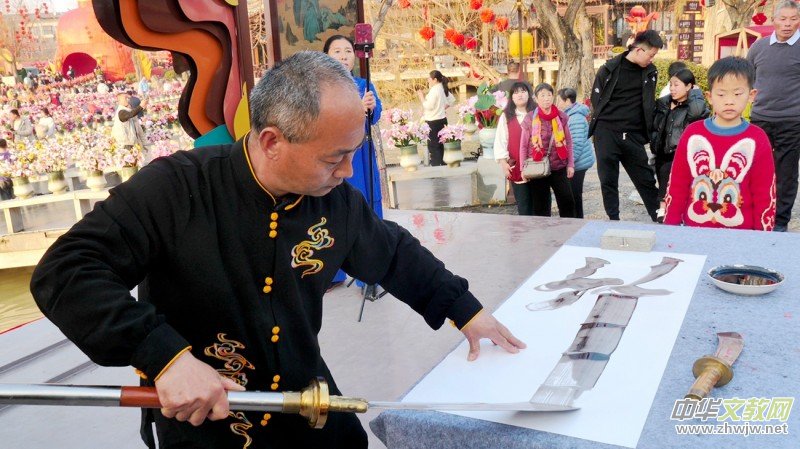 武林關(guān)公刀書靳有良龍年春節(jié)在翰園獻藝 武林關(guān)公刀書靳有良龍年春節(jié)在翰園獻藝
