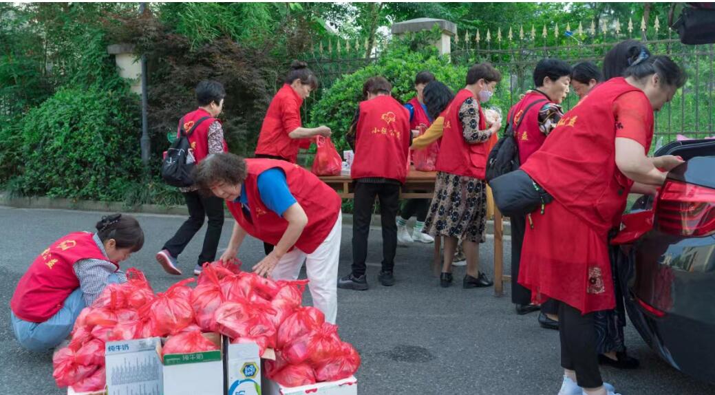 五月晨光映愛心,余姚市小強公益?zhèn)鬟f粽情溫暖環(huán)衛(wèi)工人 五月晨光映愛心,余姚市小強公益?zhèn)鬟f粽情溫暖環(huán)衛(wèi)工人