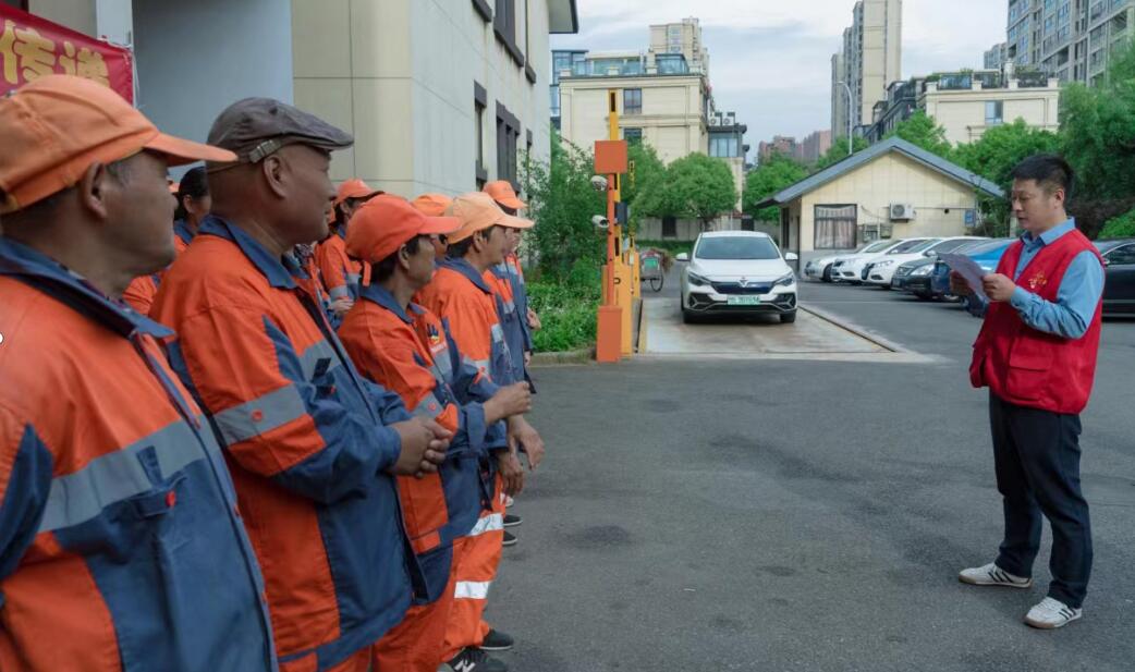 五月晨光映愛心,余姚市小強公益?zhèn)鬟f粽情溫暖環(huán)衛(wèi)工人 五月晨光映愛心,余姚市小強公益?zhèn)鬟f粽情溫暖環(huán)衛(wèi)工人