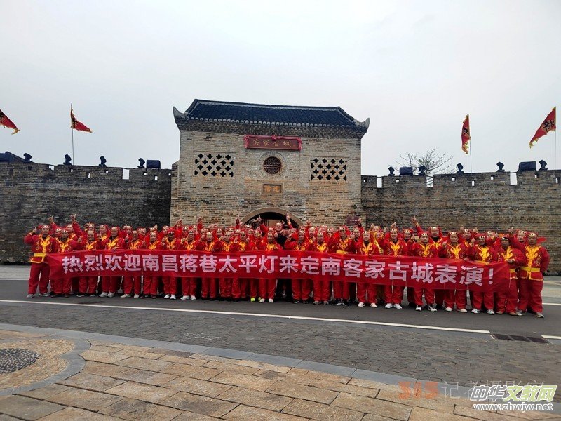 一夜魚龍舞 兩地共祥樂——南昌縣 “非遺” 蔣巷太平燈閃耀定南客家古城 一夜魚龍舞 兩地共祥樂——南昌縣 “非遺” 蔣巷太平燈閃耀定南客家古城