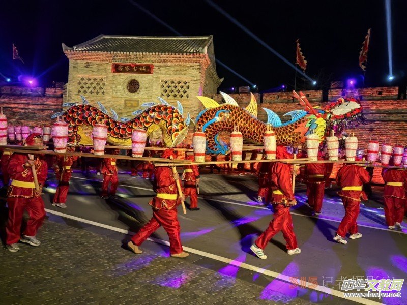 一夜魚龍舞 兩地共祥樂——南昌縣 “非遺” 蔣巷太平燈閃耀定南客家古城 一夜魚龍舞 兩地共祥樂——南昌縣 “非遺” 蔣巷太平燈閃耀定南客家古城