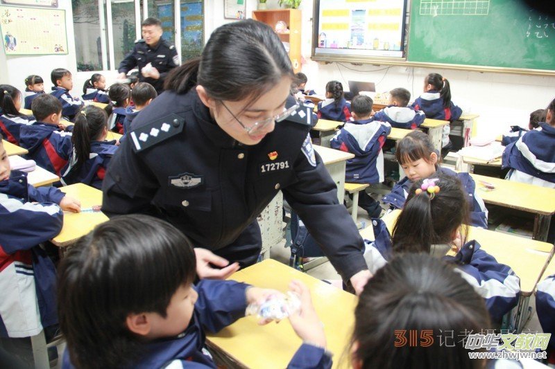 黃巖公安走進校園,為孩子們帶來生動形象的安全教育課 黃巖公安走進校園,為孩子們帶來生動形象的安全教育課