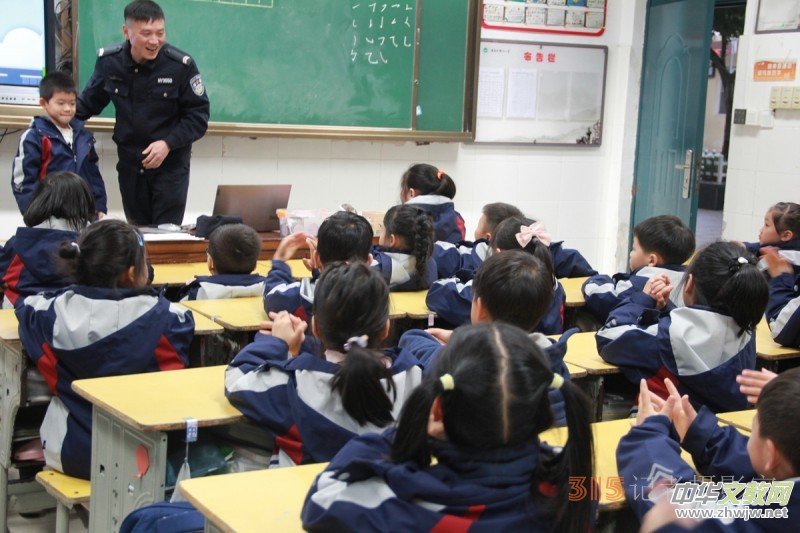 黃巖公安走進校園,為孩子們帶來生動形象的安全教育課 黃巖公安走進校園,為孩子們帶來生動形象的安全教育課