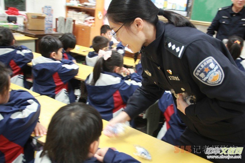 黃巖公安走進校園,為孩子們帶來生動形象的安全教育課 黃巖公安走進校園,為孩子們帶來生動形象的安全教育課