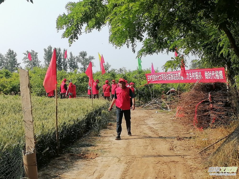 德州保店鎮(zhèn):志愿紅助力黃桃基地疏果 共繪鄉(xiāng)村振興新圖景 德州保店鎮(zhèn):志愿紅助力黃桃基地疏果 共繪鄉(xiāng)村振興新圖景