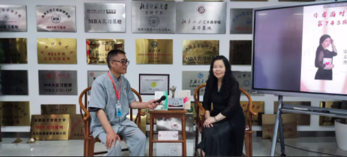 詩人璐瑤:以文學之光傳遞時代聲音 詩人璐瑤:以文學之光傳遞時代聲音
